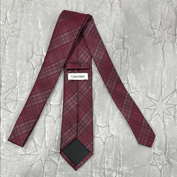 Calvin Klein Red Slim-Cut Tie with Diamond Pattern - Picture 3 of 4